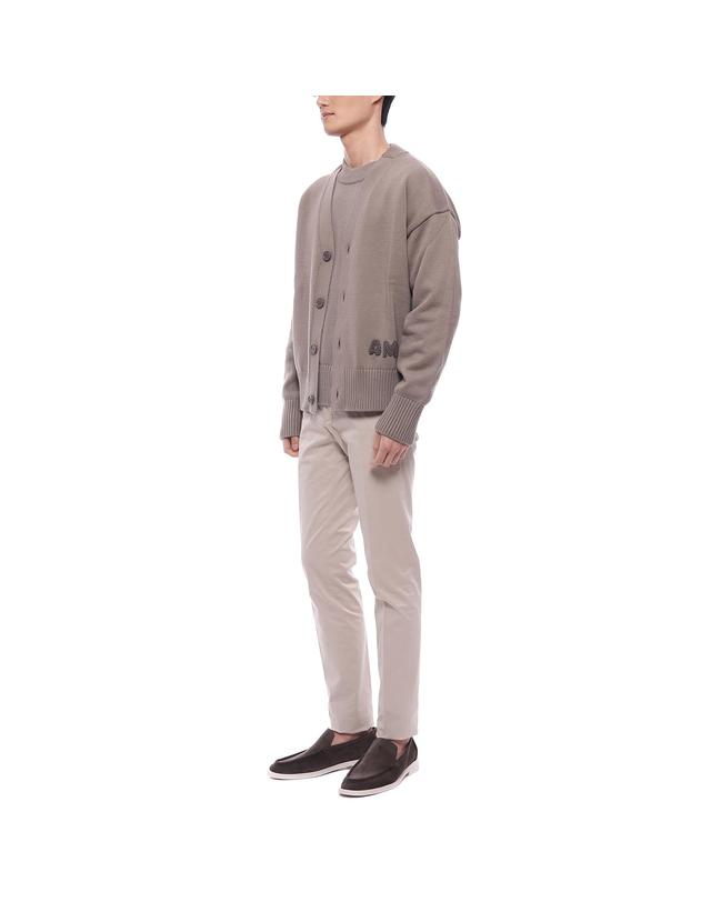 아미 25SS 남성 로고 자수 면혼방 가디건 (HKC163 KN0063 0952 M 25S) 착용컷
