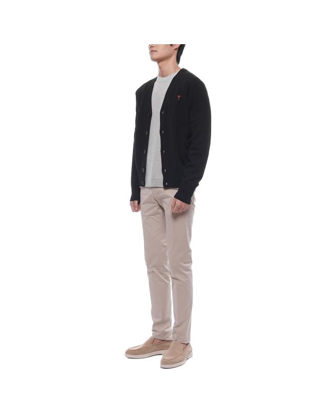 아미 25FW 남성 하트 로고 울 가디건 (HKC361 001 009 25F) 착용컷