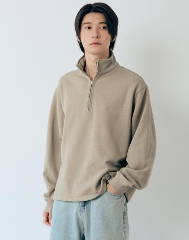 나우 에센셜 스웻 하프넥 집업 Taupe 착용컷