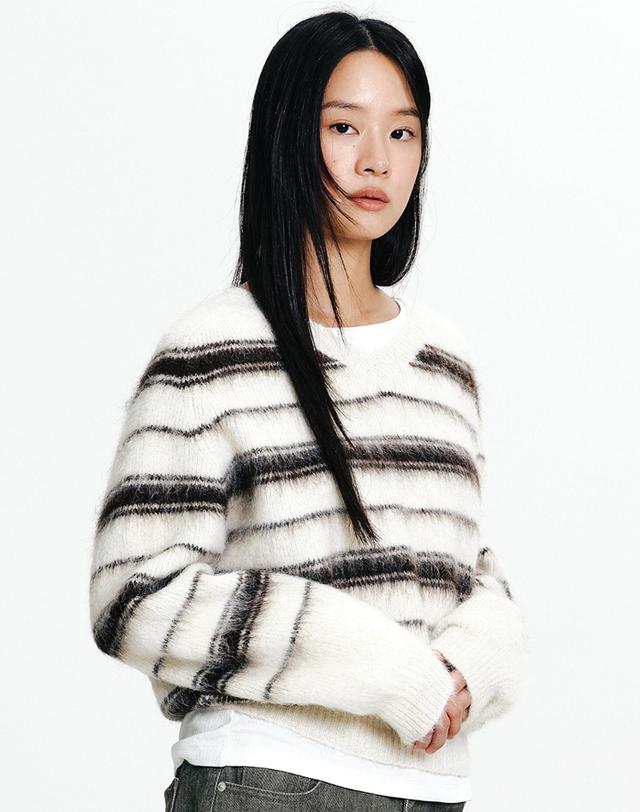 나우 W 스트라이프 브이넥 니트 Ivory 착용컷