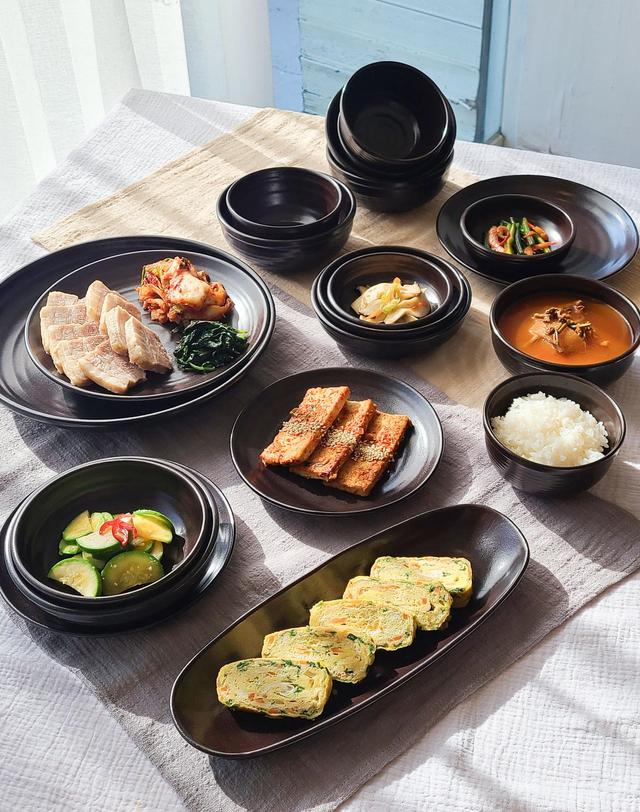 옹기종기 전통 한식기 옹기 접시 홈식기 디너웨어 대가족 6인조 홈세트 26P 착용컷