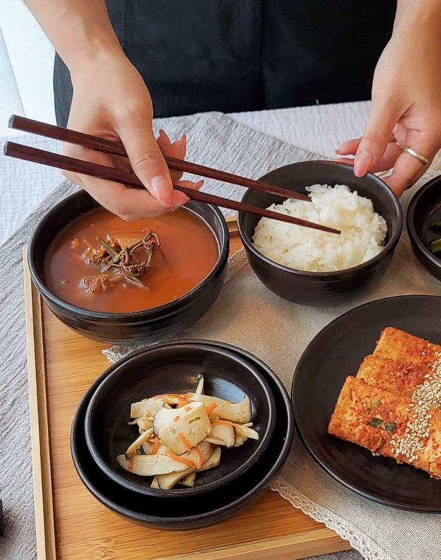 옹기종기 전통 한식기 옹기 접시 플레이트 밥 공기 1P (요거트볼) 착용컷