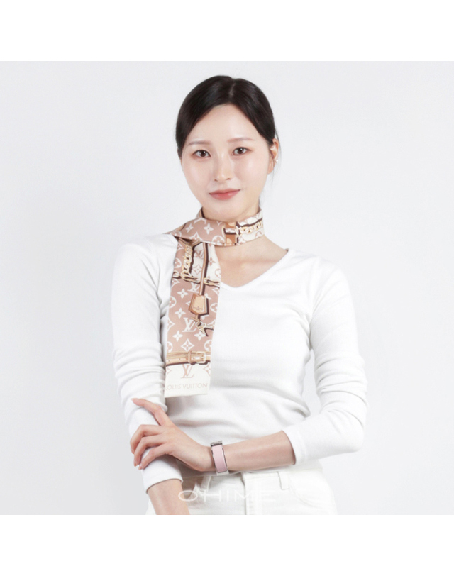 루이비통 (선물포장)(당일출고) 루이비통스카프 방도 컨피덴셜 모노그램 실크 베이지 착용컷