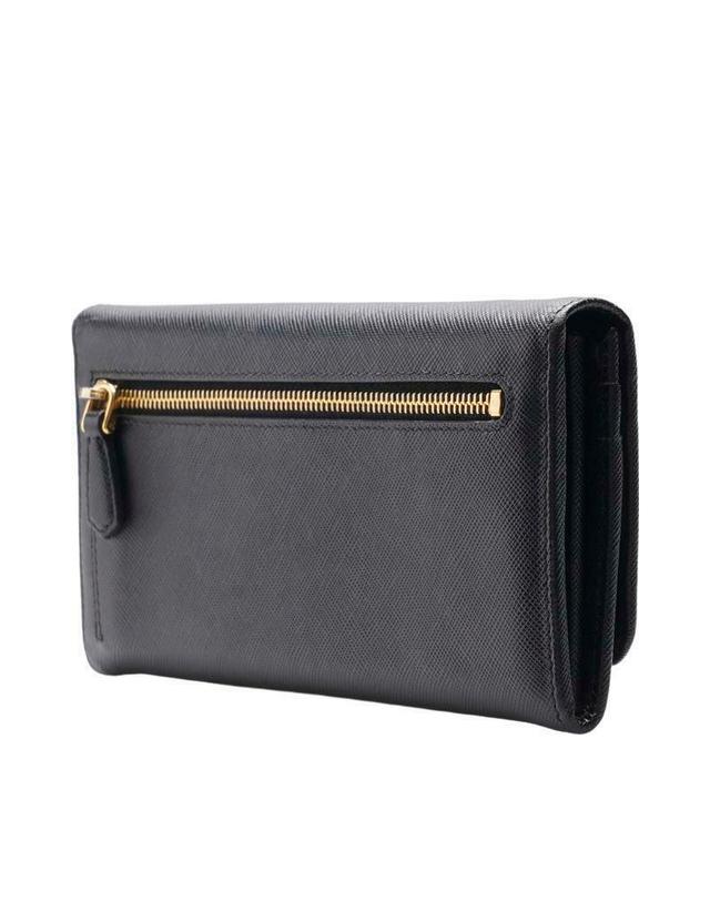 프라다 [중고명품] 프라다 블랙 카프스킨 사피아노 로고 플랩 여성 장지갑 BLACK 착용컷