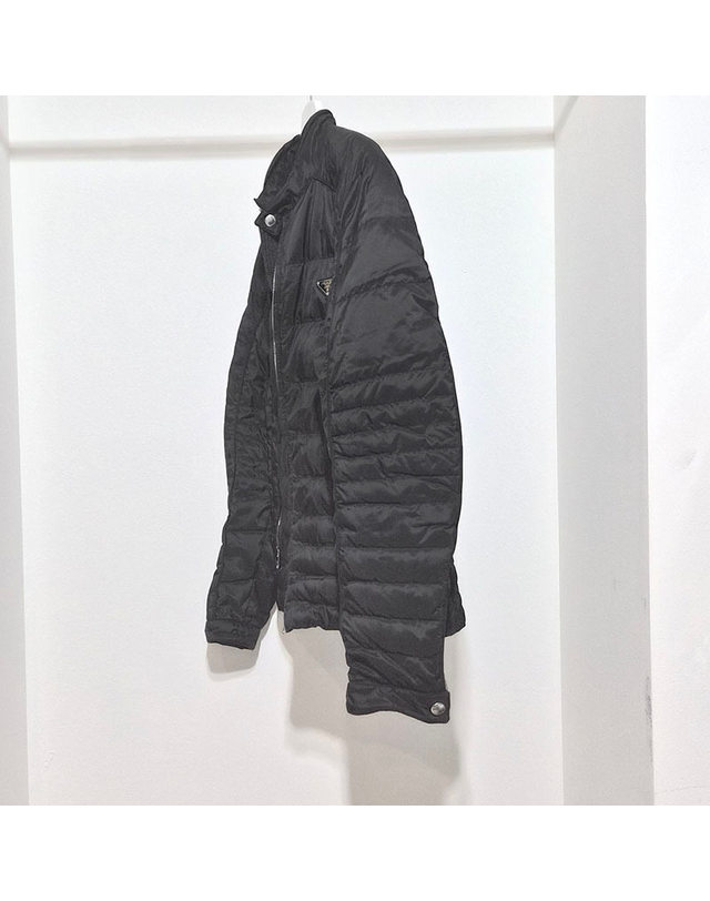 프라다 [중고명품] [중고명품] 프라다 리나일론 삼각로고 바이커 구스다운 숏 패딩 점퍼 SGH068 L372215 진한 그레이 착용컷