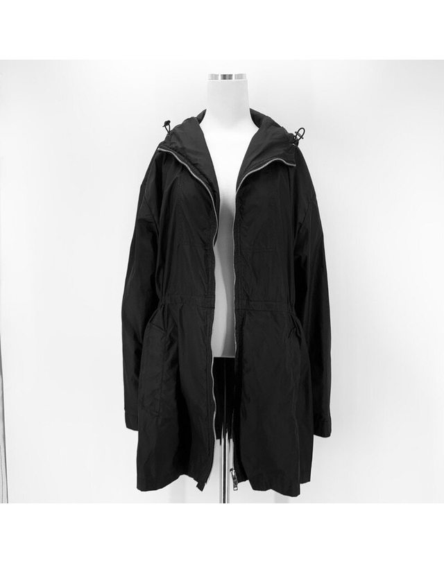 프라다 [중고명품] [중고명품] 프라다 리나일론 삼각로고 롱 바람막이 자켓 BLACK 착용컷