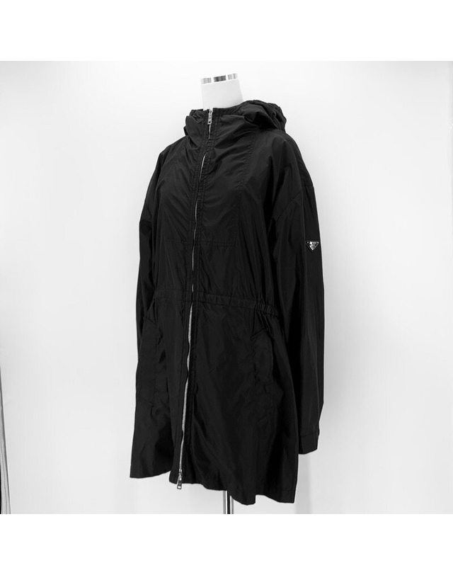 프라다 [중고명품] [중고명품] 프라다 리나일론 삼각로고 롱 바람막이 자켓 BLACK 착용컷