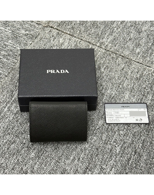 프라다 [명품] 25SS 프라다 삼각 로고 사피아노 반지갑 / 블랙 1MH042 QHH F0002 BLACK 착용컷