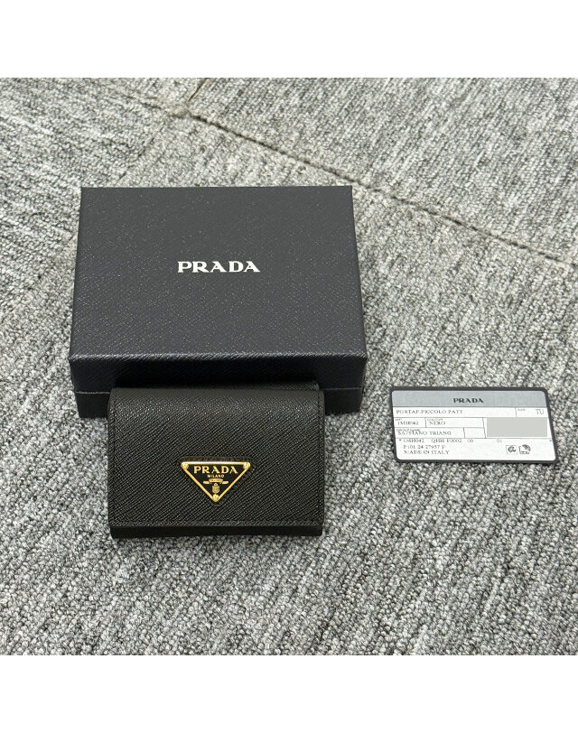 프라다 [명품] 25SS 프라다 삼각 로고 사피아노 반지갑 / 블랙 1MH042 QHH F0002 BLACK 착용컷
