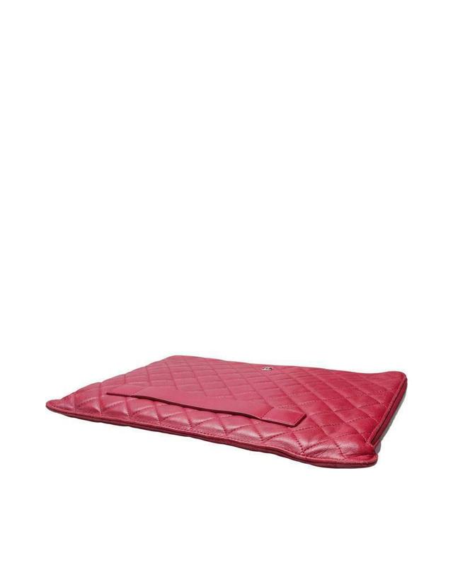샤넬 [중고명품] [중고명품] 샤넬 버건디 레더 마틀라세 마크 클래식 은장 클러치 와인 착용컷