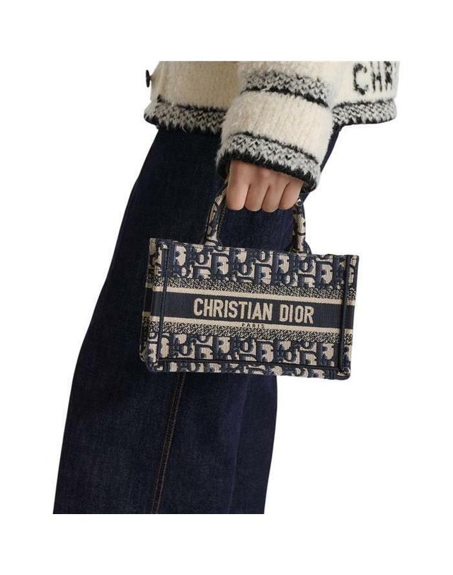 크리스찬디올 크리스찬 디올 [명품] 디올 Dior Book Tote 미니 백 S5573CRIW_M928 진한 그레이 착용컷