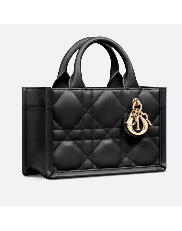 디올 [명품]디올 Dior Book Tote 미니 백 S5573OWHPM900 S5573OWHPM900 BLACK 착용컷