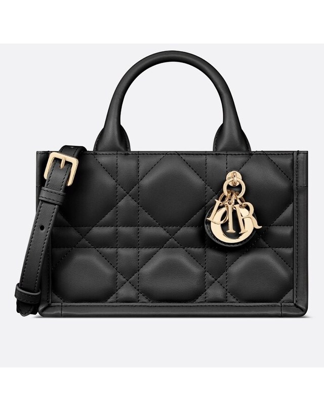디올 [명품]디올 Dior Book Tote 미니 백 S5573OWHPM900 S5573OWHPM900 BLACK 착용컷