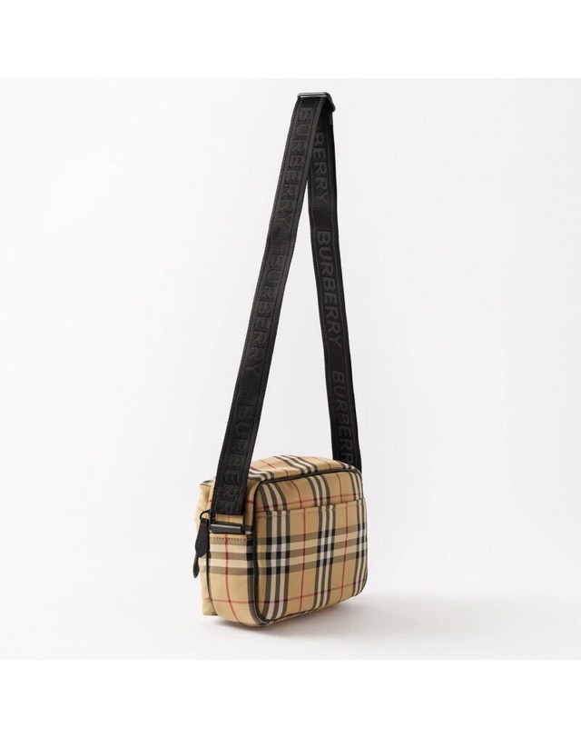 버버리 [명품]BURBERRY 체크 패디 크로스백 8069760 8069760 BLACK 착용컷