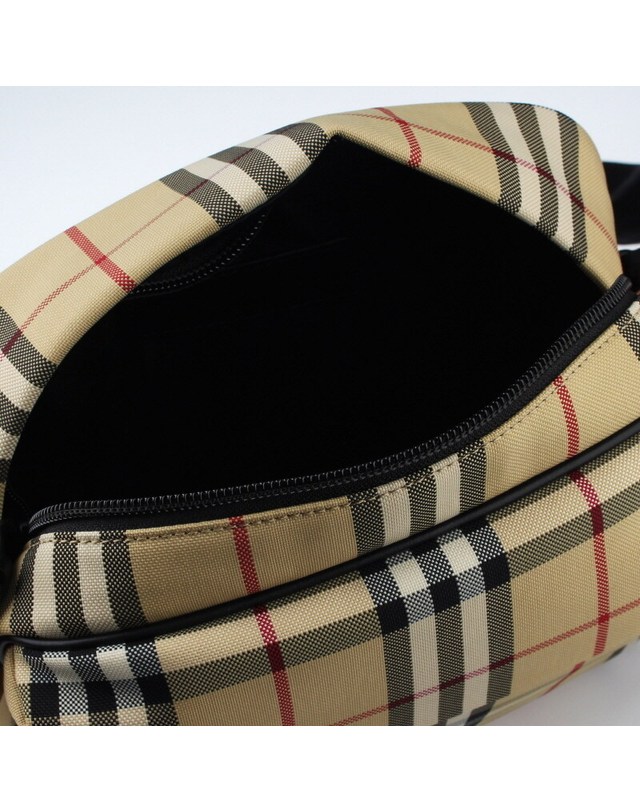 버버리 [명품]BURBERRY 패디 크로스 메신저백 8084111 8084111 BLACK 착용컷