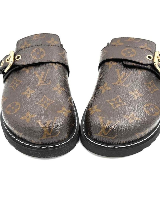 루이비통 [중고명품] [중고명품] LV 모노그램 코지 플랫 컴포트 클로그 3252501240 BLACK 착용컷
