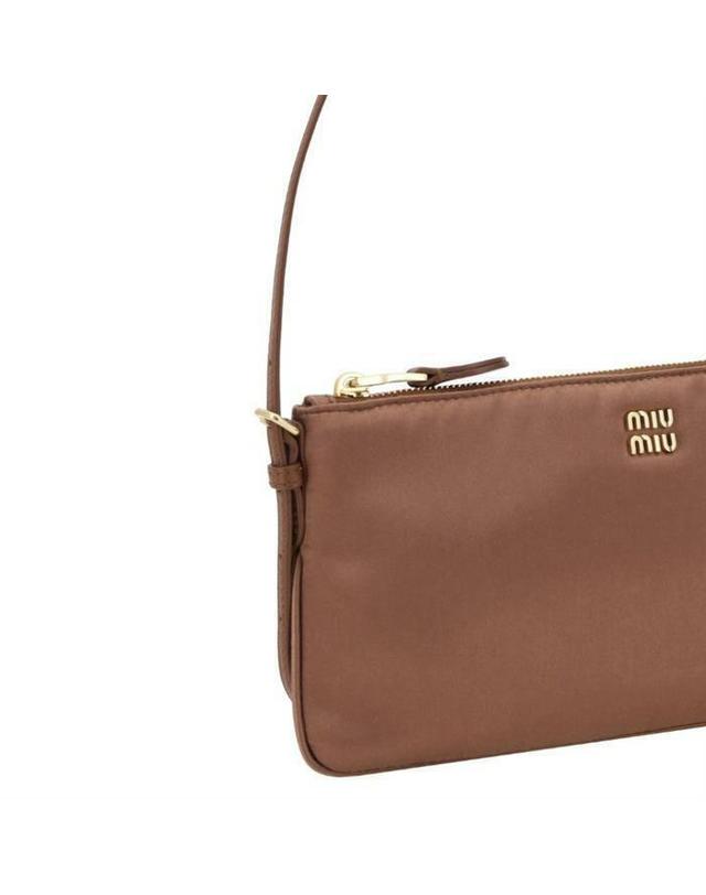 미우미우 [명품] 미우미우 새틴 미니 파우치 5NI007 049 F0324 밝은 브라운 착용컷