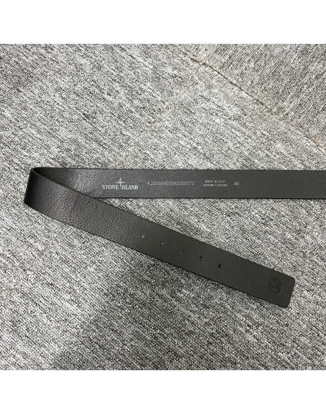 스톤아일랜드 키즈 스톤아일랜드 [명품] 25FW 스톤아일랜드 로고 매트 메탈 버클 텀블드 레더 벨트 K2S159300002 S0072 V0029 진한 그레이 착용컷