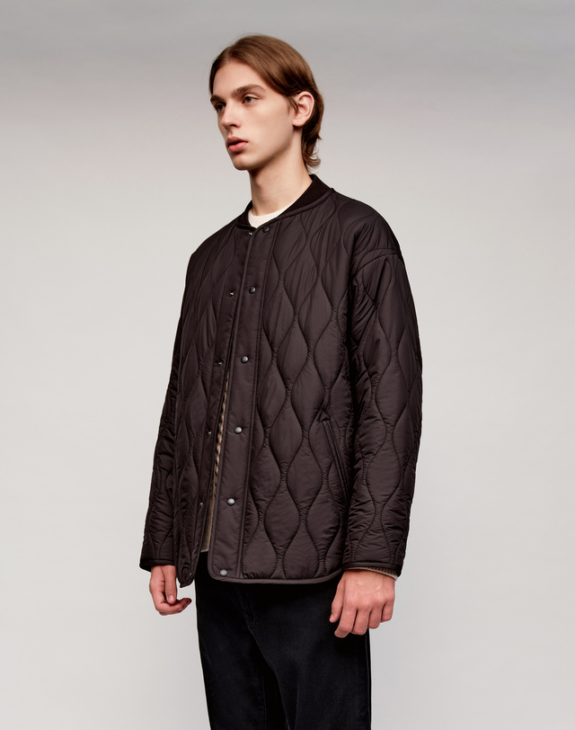 소루 [Solew] Varsity Neck Quilting Jumper_Black (바시티넥 퀼팅 점퍼_블랙) 착용컷