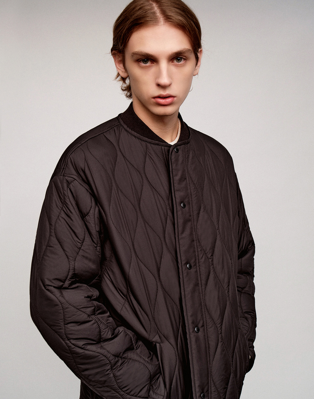 소루 [Solew] Varsity Neck Quilting Jumper_Black (바시티넥 퀼팅 점퍼_블랙) 착용컷