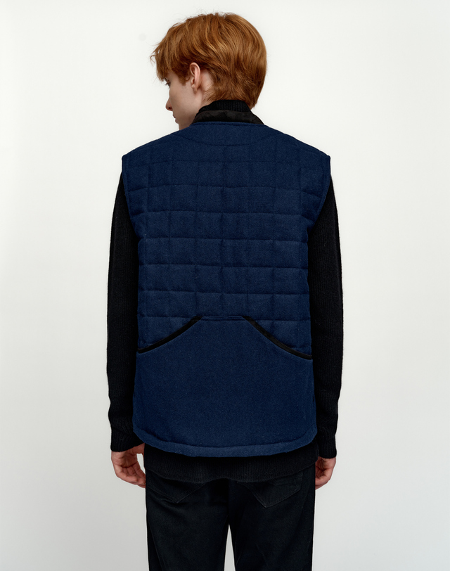 소루 [Solew] Square Quilting Wool Vest_Navy 네이비 착용컷