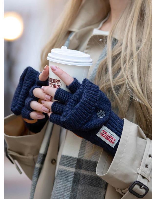 뉴베리니팅 뉴베리니팅 글로밋 니트 장갑 - 네이비 착용컷