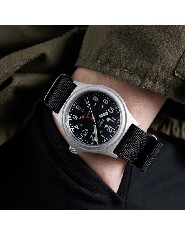 엠더블유씨 시계 MWC G10 10Bar GMT 24H - 실버X블랙 착용컷
