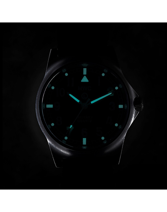 엠더블유씨 시계 MWC G10 데이저스트 - 실버X블랙 착용컷