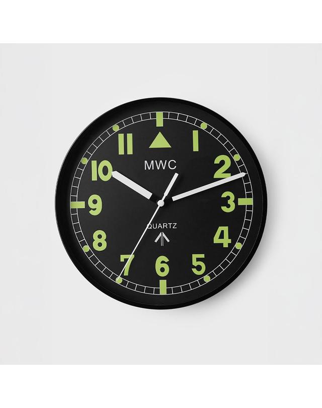 엠더블유씨 시계 MWC 무소음 벽시계 컬렉션 착용컷