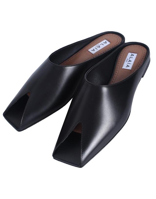 알라이아 알라이아 24FW 여성 스파이크 플랫 뮬 블랙 AA3M088CK122 999 착용컷