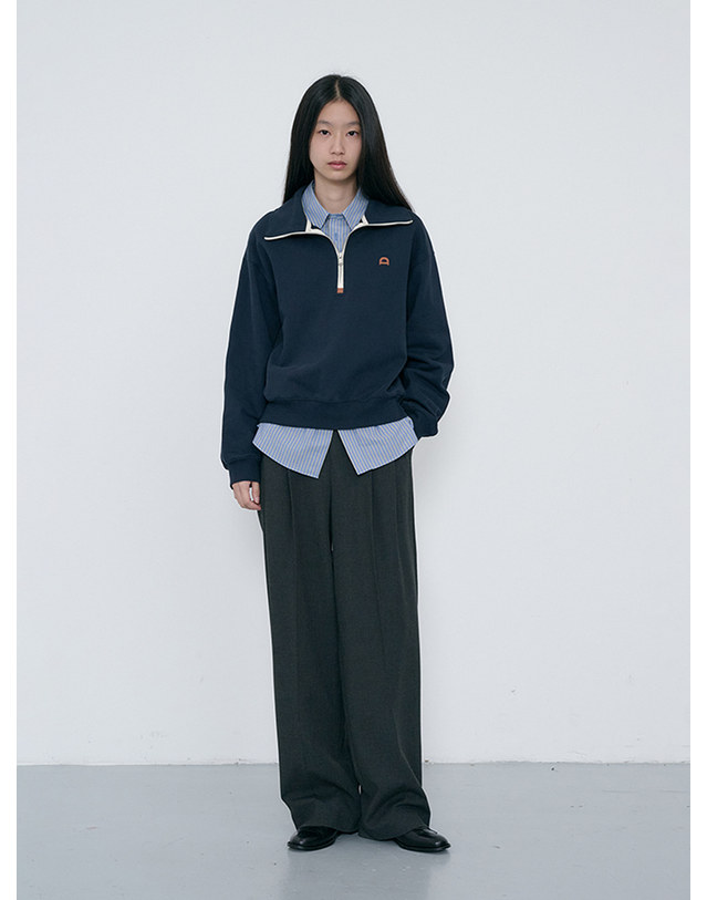 던스트 UNISEX LEATHER LOGO HALF ZIP-UP SWEATSHIRT FRENCH NAVY_UDTS6C107N2 네이비 착용컷