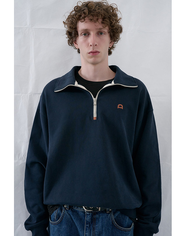 던스트 UNISEX LEATHER LOGO HALF ZIP-UP SWEATSHIRT FRENCH NAVY_UDTS6C107N2 네이비 착용컷