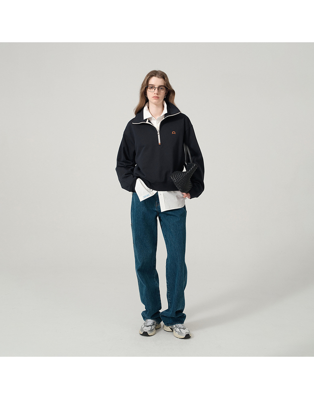 던스트 UNISEX LEATHER LOGO HALF ZIP-UP SWEATSHIRT FRENCH NAVY_UDTS6C107N2 네이비 착용컷