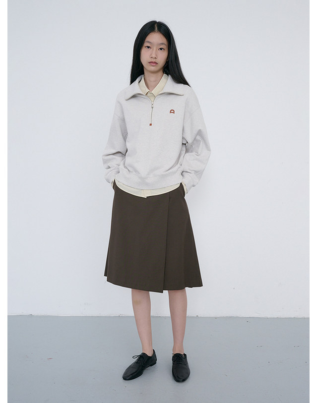 던스트 UNISEX LEATHER LOGO HALF ZIP-UP SWEATSHIRT OATMEAL MELANGE_UDTS6C107I1 그레이 착용컷