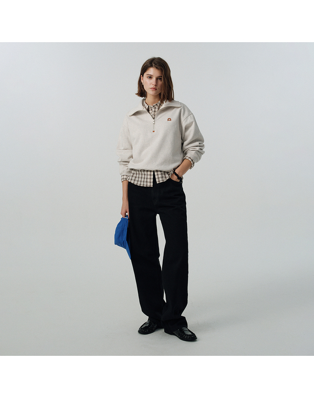 던스트 UNISEX LEATHER LOGO HALF ZIP-UP SWEATSHIRT OATMEAL MELANGE_UDTS6C107I1 그레이 착용컷