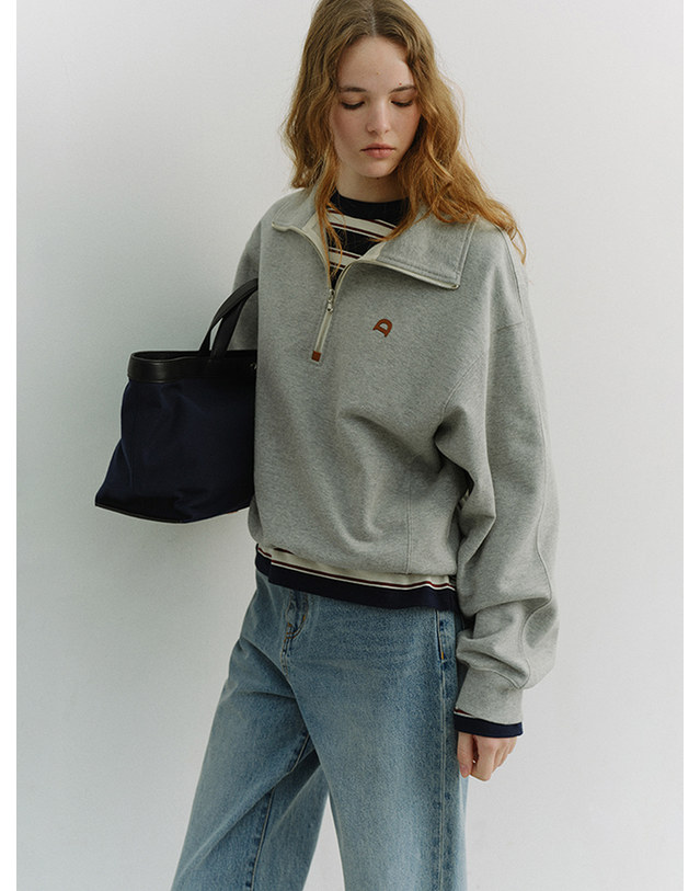 던스트 UNISEX LEATHER LOGO HALF ZIP-UP SWEATSHIRT MELANGE GREY_UDTS6A107G2 그레이 착용컷