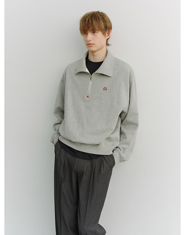 던스트 UNISEX LEATHER LOGO HALF ZIP-UP SWEATSHIRT MELANGE GREY_UDTS6A107G2 그레이 착용컷