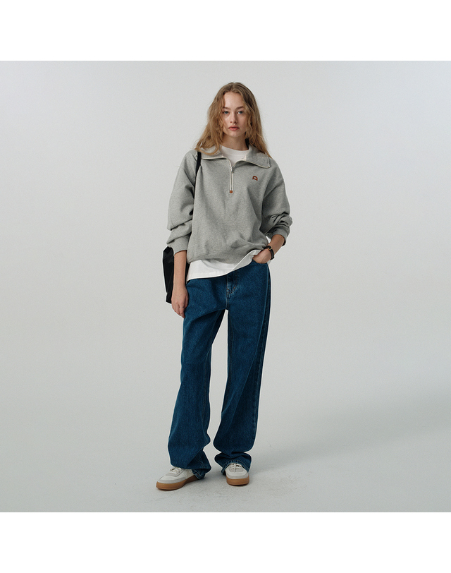 던스트 UNISEX LEATHER LOGO HALF ZIP-UP SWEATSHIRT MELANGE GREY_UDTS6A107G2 그레이 착용컷