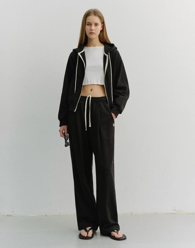 던스트 UNISEX LEATHER LOGO WIDE SWEAT PANTS BLACK_UDPA6A102BK 블랙 착용컷