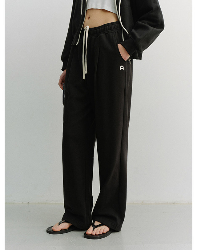 던스트 UNISEX LEATHER LOGO WIDE SWEAT PANTS BLACK_UDPA6A102BK 블랙 착용컷