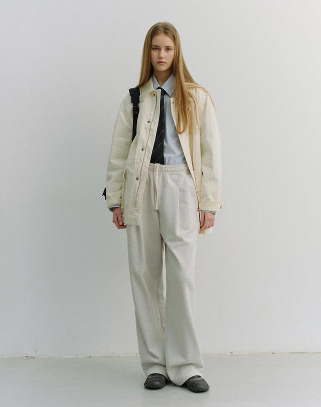 던스트 UNISEX LEATHER LOGO WIDE SWEAT PANTS OATMEAL MELANGE_UDPA6A102I1 그레이 착용컷