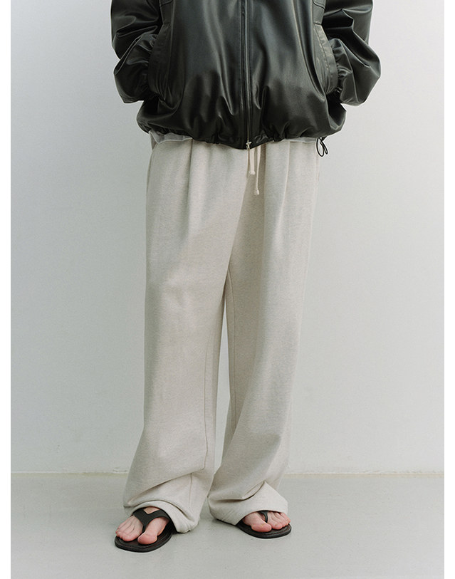 던스트 UNISEX LEATHER LOGO WIDE SWEAT PANTS OATMEAL MELANGE_UDPA6A102I1 그레이 착용컷