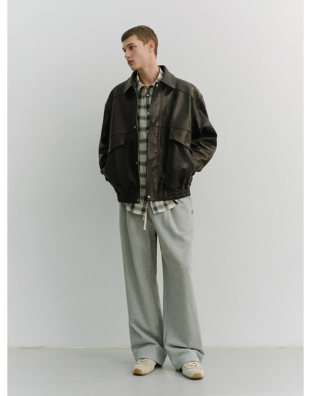 던스트 UNISEX LEATHER LOGO WIDE SWEAT PANTS MELANGE GREY_UDPA6A102G2 그레이 착용컷