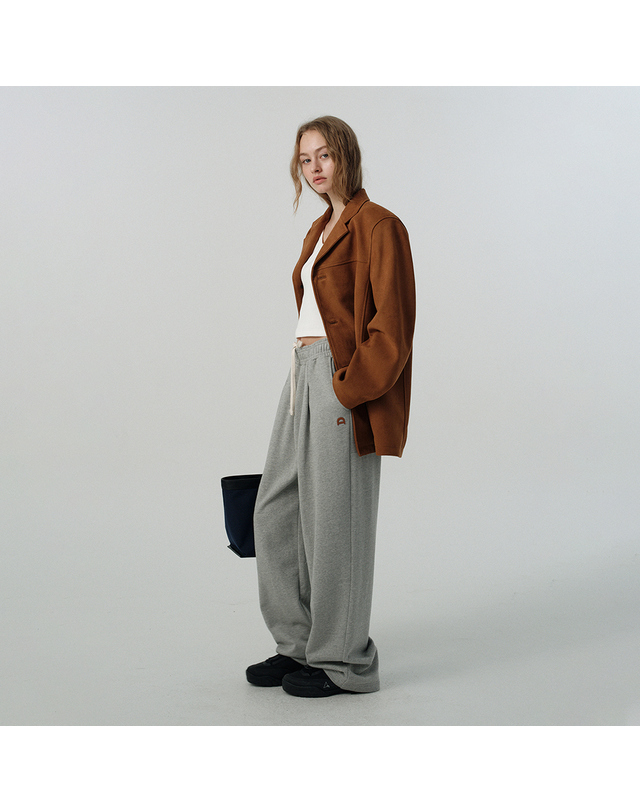 던스트 UNISEX LEATHER LOGO WIDE SWEAT PANTS MELANGE GREY_UDPA6A102G2 그레이 착용컷