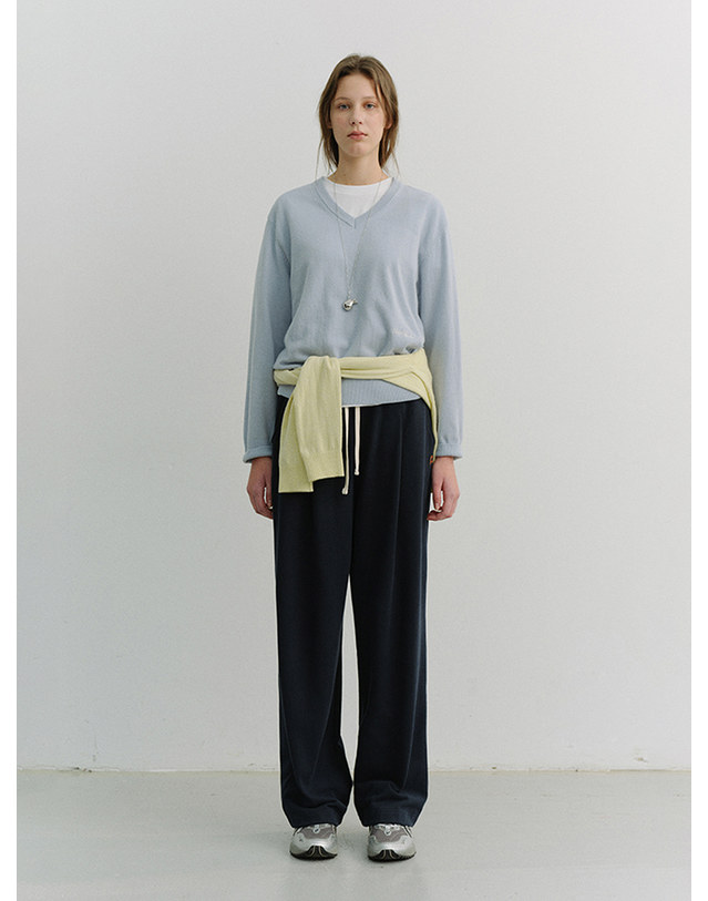 던스트 UNISEX LEATHER LOGO WIDE SWEAT PANTS FRENCH NAVY_UDPA6A102N2 네이비 착용컷