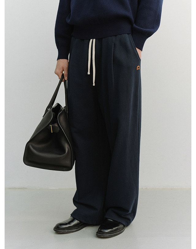 던스트 UNISEX LEATHER LOGO WIDE SWEAT PANTS FRENCH NAVY_UDPA6A102N2 네이비 착용컷