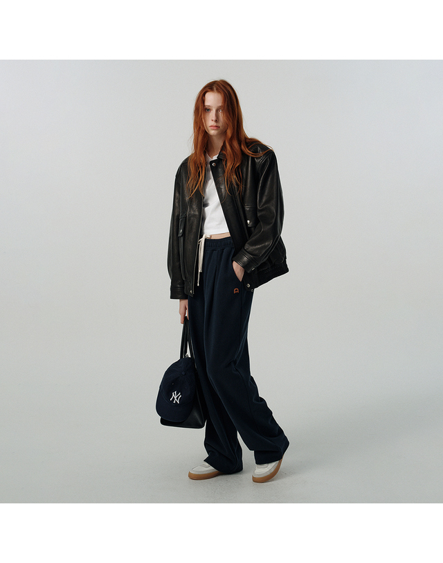 던스트 UNISEX LEATHER LOGO WIDE SWEAT PANTS FRENCH NAVY_UDPA6A102N2 네이비 착용컷