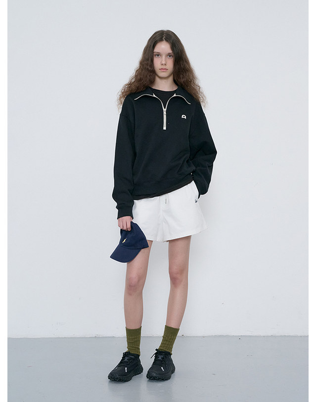 던스트 UNISEX LEATHER LOGO HALF ZIP-UP SWEATSHIRT BLACK_UDTS6C107BK 블랙 착용컷