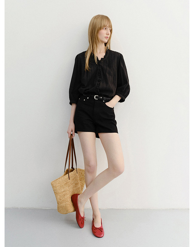 던스트 JANE FRILL BLOUSE BLACK_UDBL6B222BK 블랙 착용컷