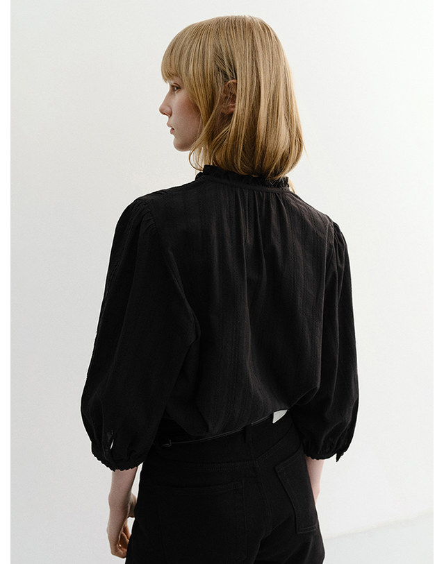 던스트 JANE FRILL BLOUSE BLACK_UDBL6B222BK 블랙 착용컷